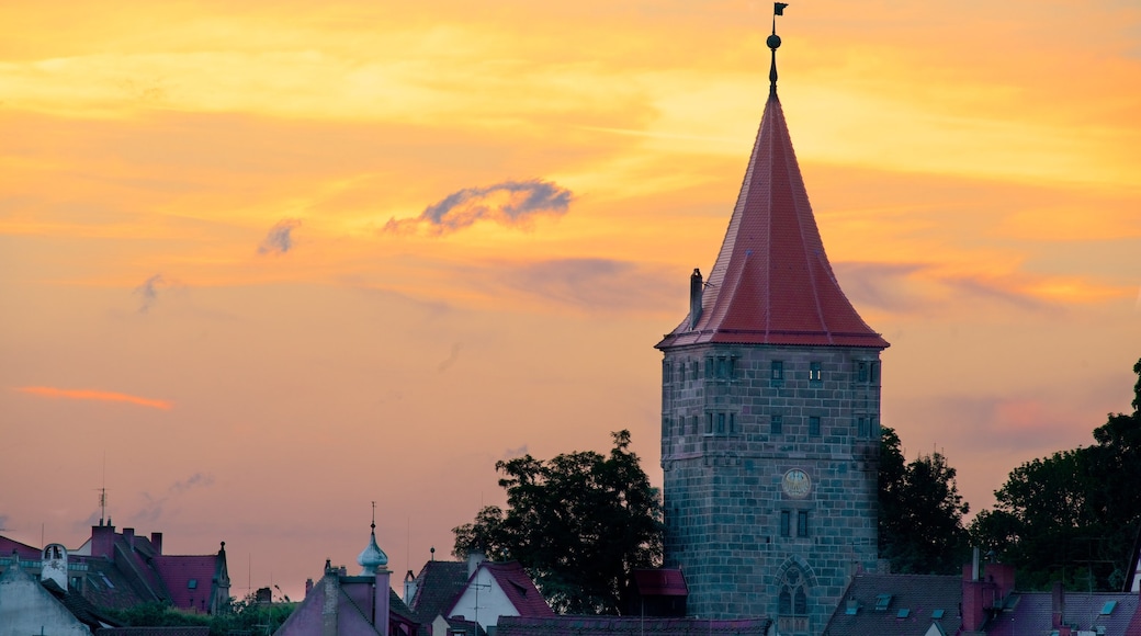 Nuernberg bevat een zonsondergang en historisch erfgoed