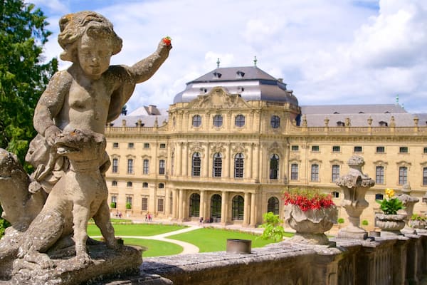 Würzburger Residenz mit einem Geschichtliches, historische Architektur und Park