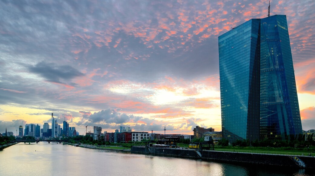 Hessen que incluye un rascacielos, un atardecer y una ciudad
