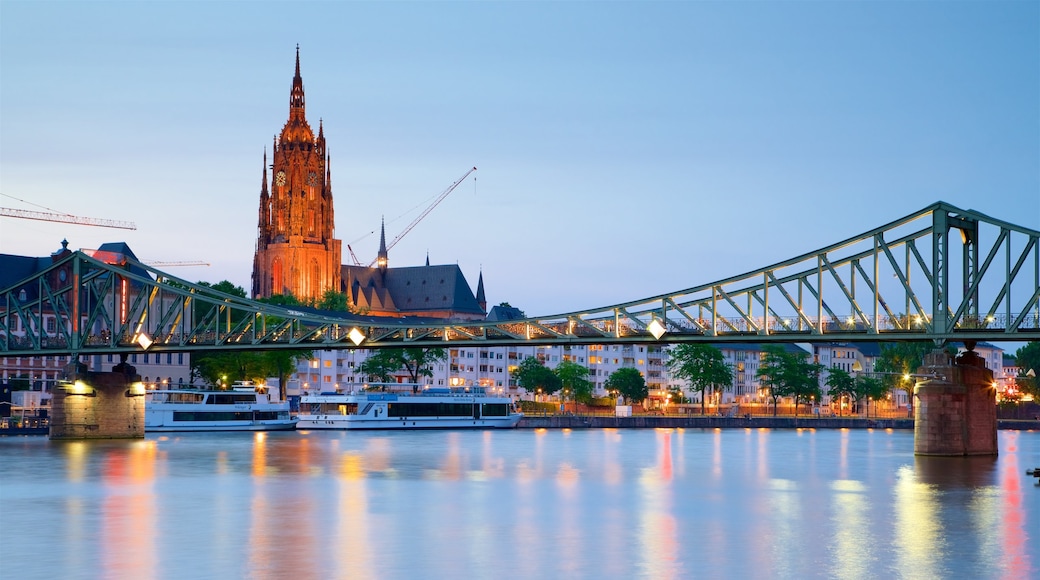 Frankfurt domkirke som viser solnedgang, kulturarv og elv eller bekk