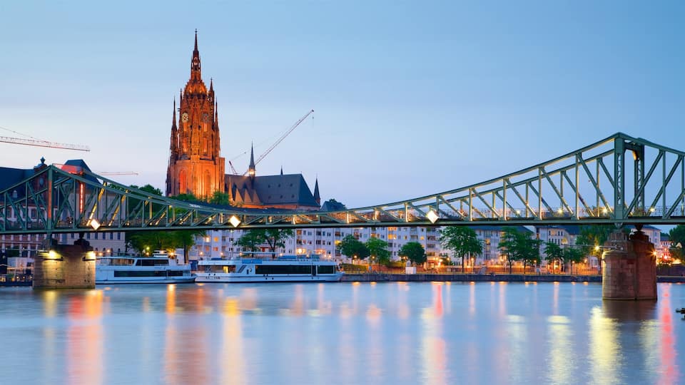 Catedral de Frankfurt caracterizando um pôr do sol, uma ponte e um rio ou córrego