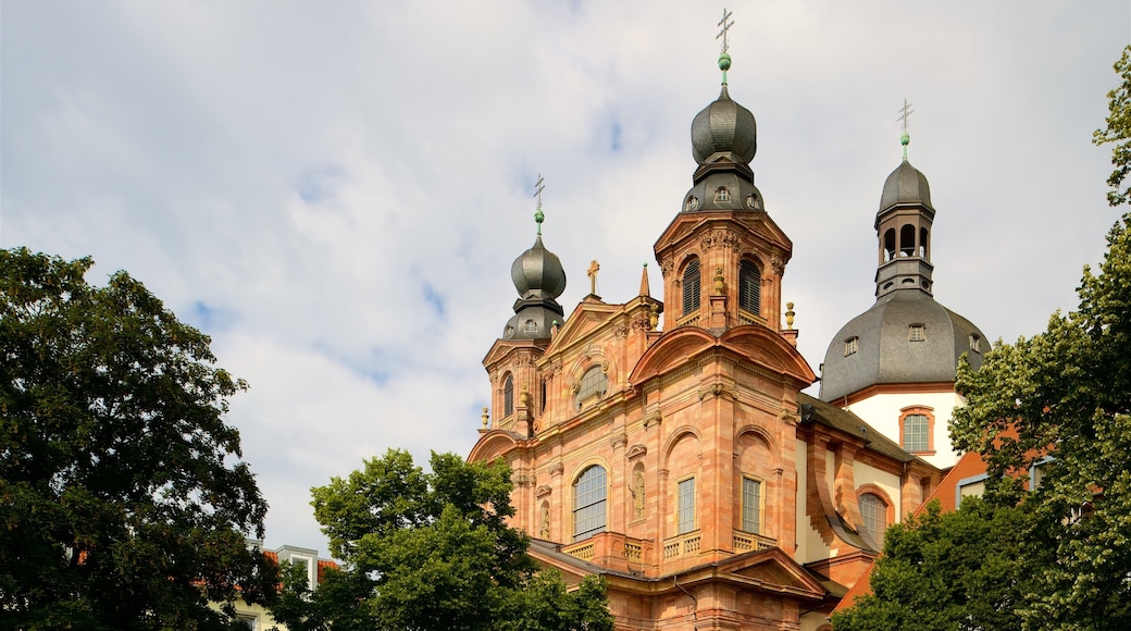 Mannheim Jesuit Church som inkluderar historiska element