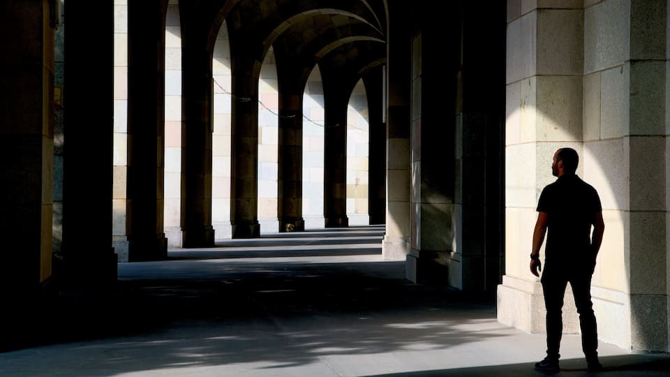 Reichsparteitagsgebäude mettant en vedette vues intérieures aussi bien que homme