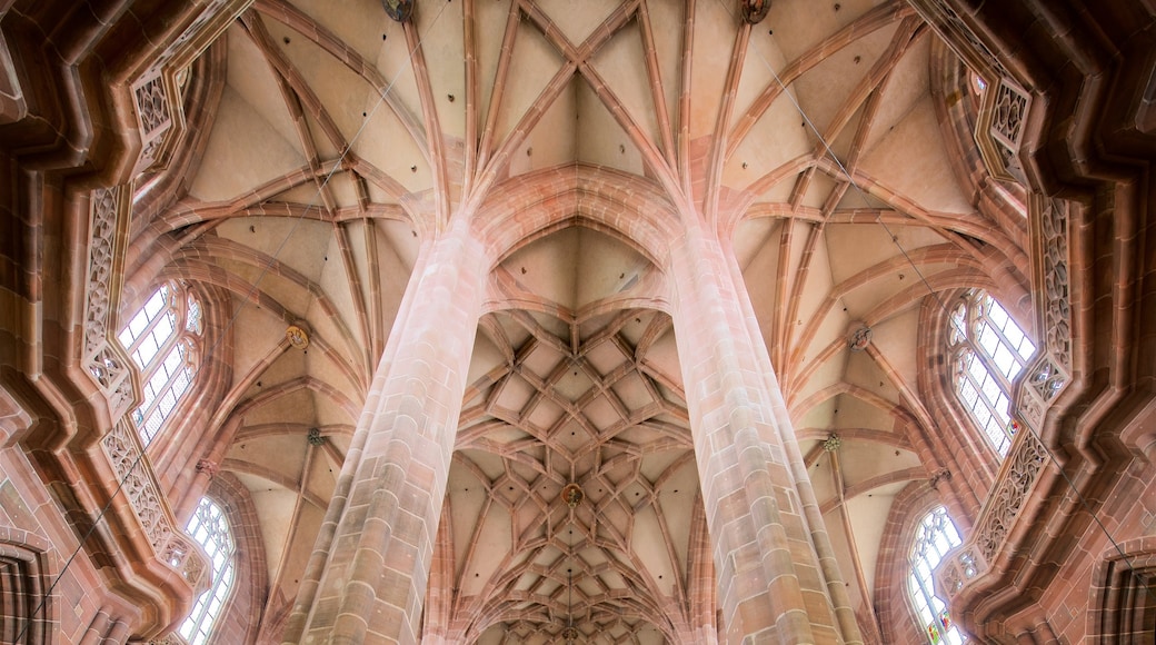 St. Lorenz-kyrkan presenterar historiska element och interiörer