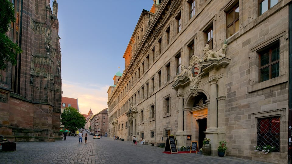 Nuernberg bevat een zonsondergang en historisch erfgoed
