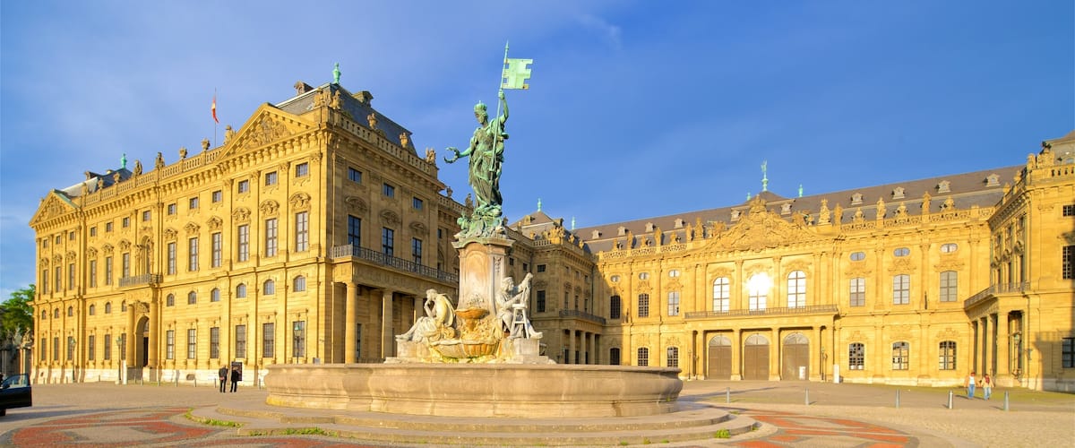 Würzburger Residenz mit einem Springbrunnen, Statue oder Skulptur und historische Architektur
