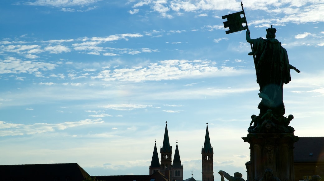 WĂŒrzburg mettant en vedette statue ou sculpture et silhouettes urbaines