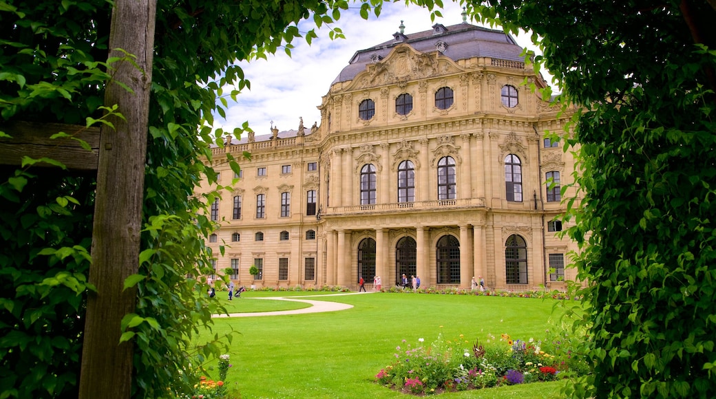 Würzburg-residensen som inkluderer blomster, historisk arkitektur og park