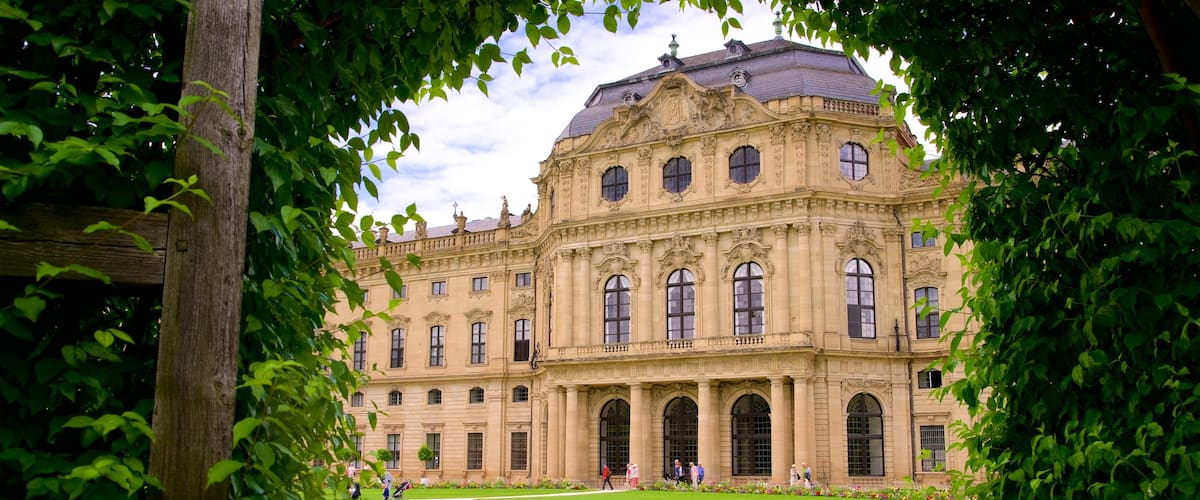 Würzburger Residenz das einen Garten, Blumen und historische Architektur