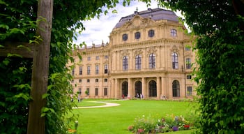 Würzburger Residenz das einen Garten, Blumen und historische Architektur