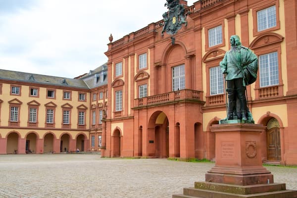 Mannheimer Schloss welches beinhaltet Statue oder Skulptur, Platz oder Plaza und Geschichtliches