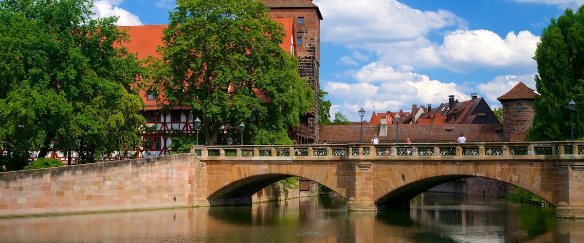 Nürnberg mit einem Fluss oder Bach, Brücke und Geschichtliches