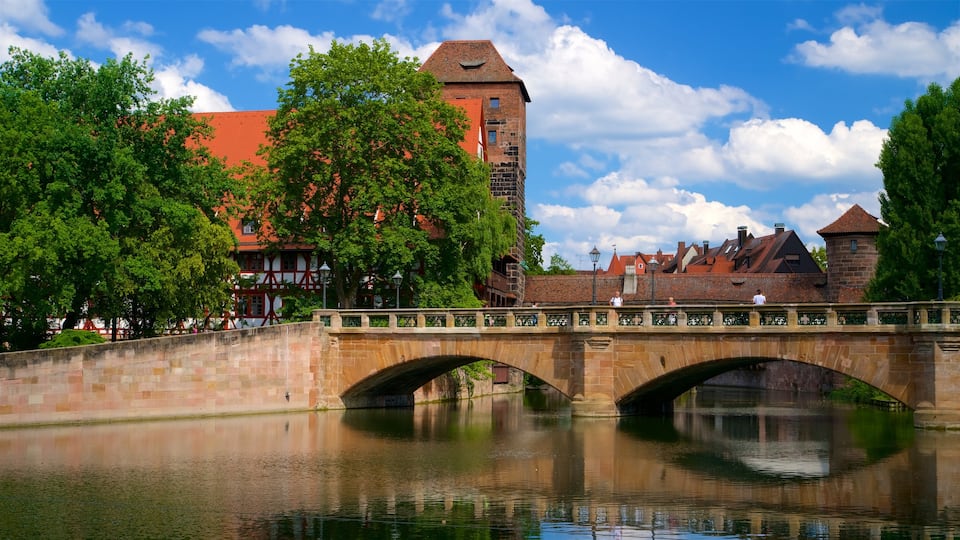 Nuernberg inclusief een brug, een rivier of beek en historisch erfgoed