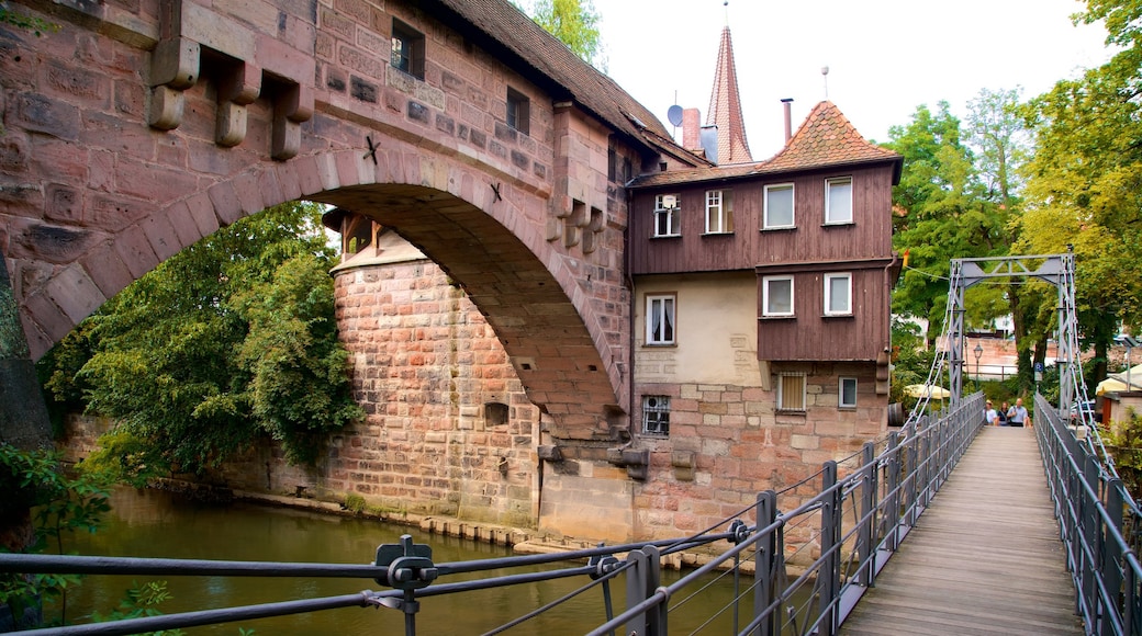 Nürnberg presenterar en bro, en å eller flod och historiska element