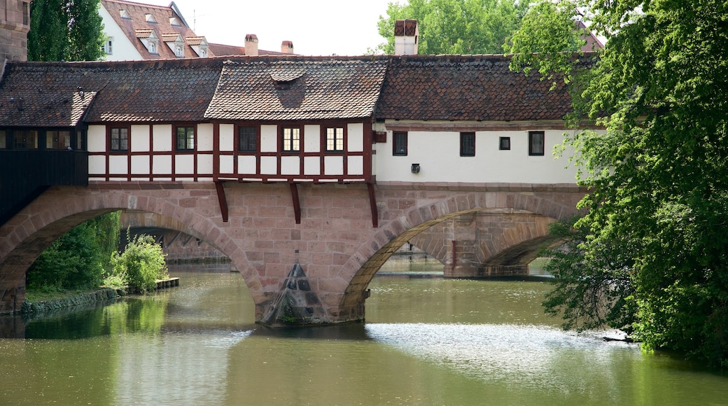 Nürnberg som omfatter kulturarvsgenstande, en bro og en flod eller et vandløb