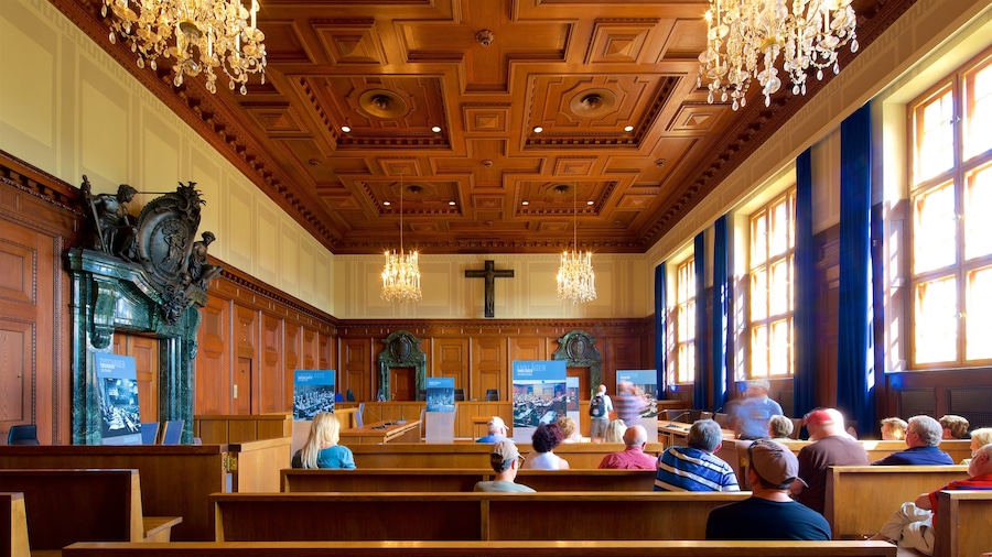 Palacio de Justicia de Nuremberg ofreciendo vistas interiores y una iglesia o catedral