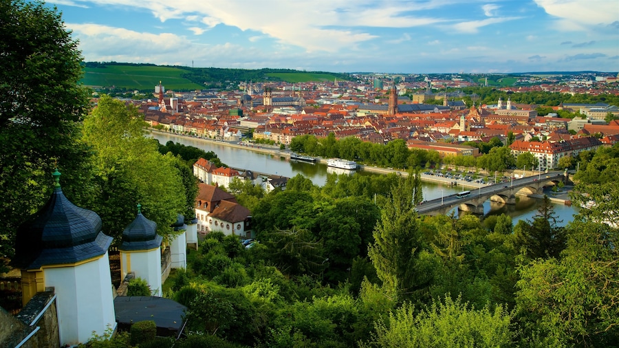 Wuerzburg toont landschappen, historisch erfgoed en een rivier of beek