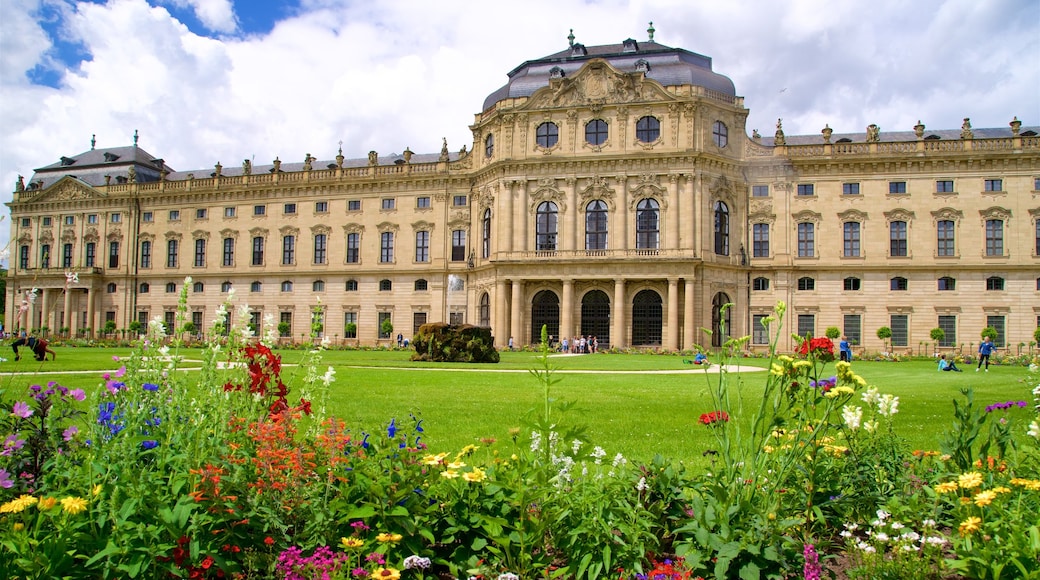 Würzburger Residenz featuring vanha arkkitehtuuri, puisto ja luonnonvaraiset kukat