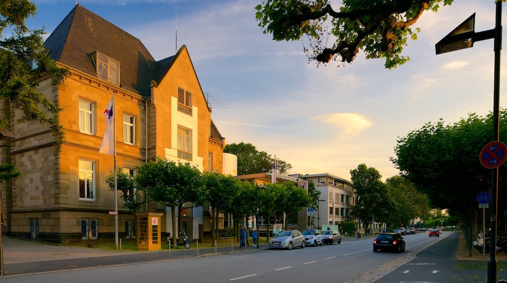 Museumsufer showing heritage elements and a sunset