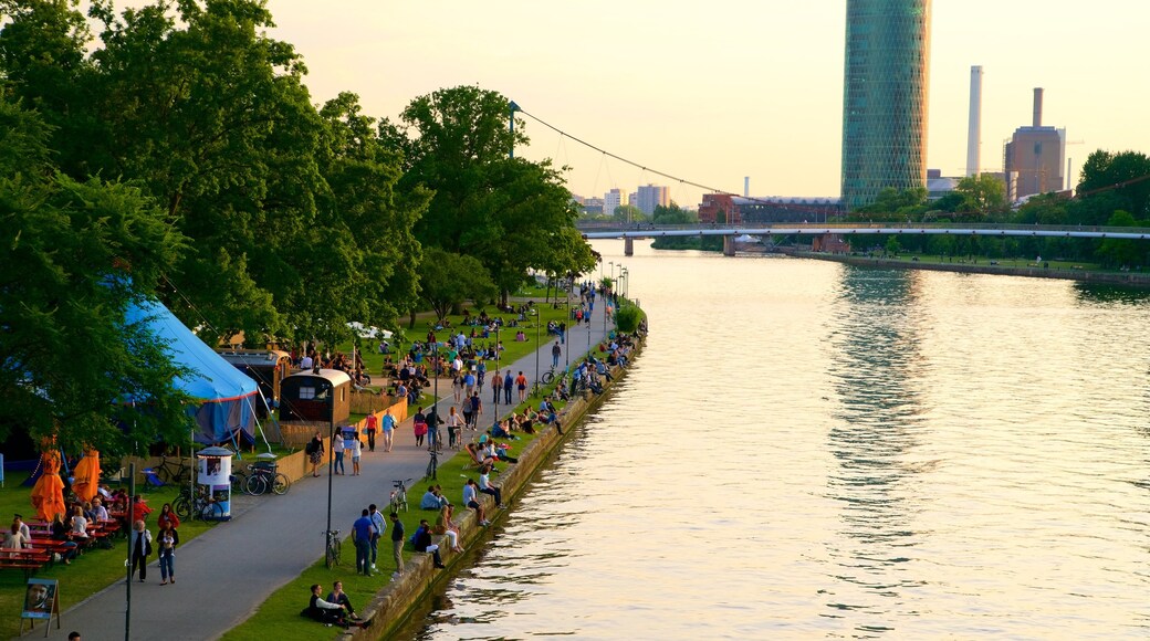 Orilla de los Museos mostrando un atardecer, un edificio alto y un jardín