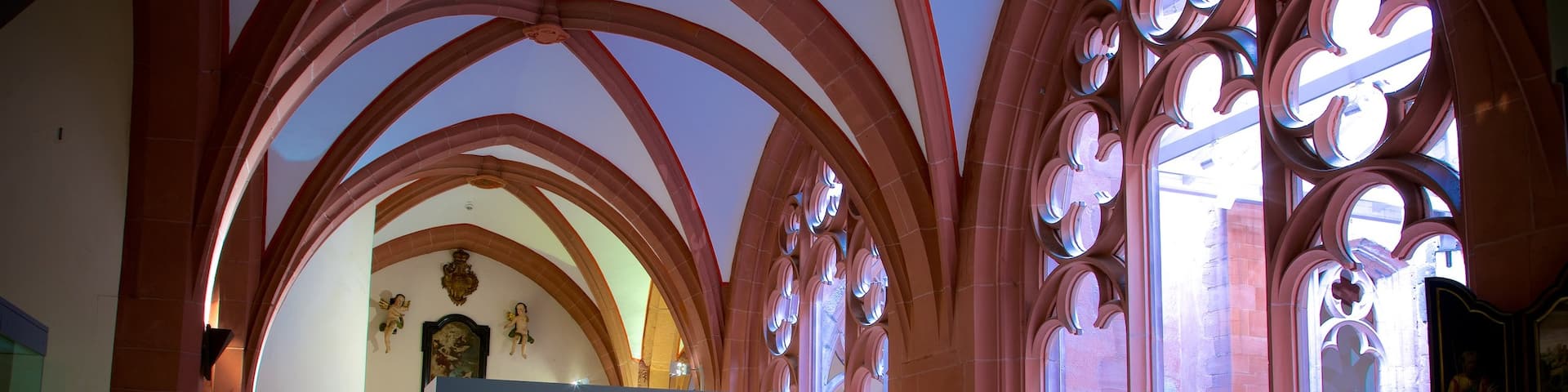 Musée de la cathédrale montrant vues intérieures et patrimoine historique