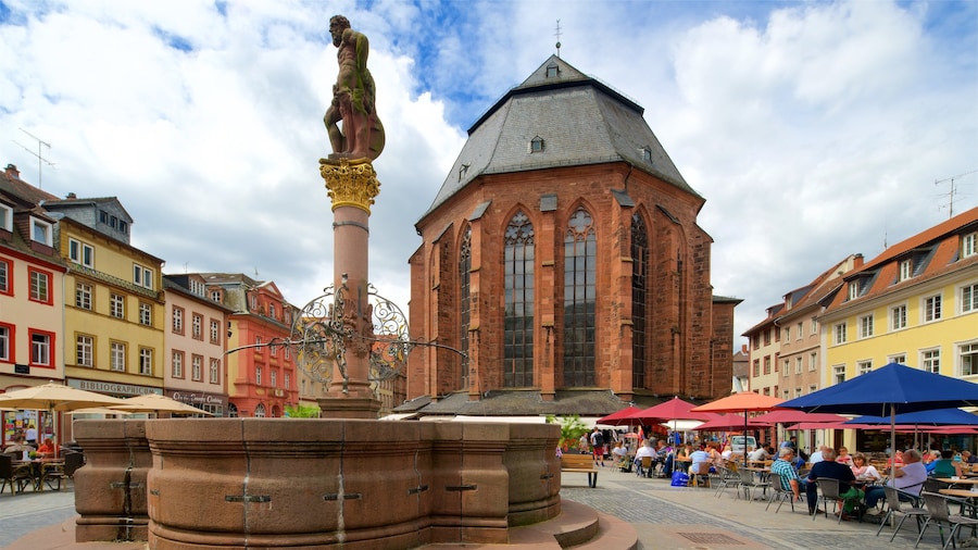 Heidelberg Church of the Holy Spirit toont een plein, historisch erfgoed en een fontein