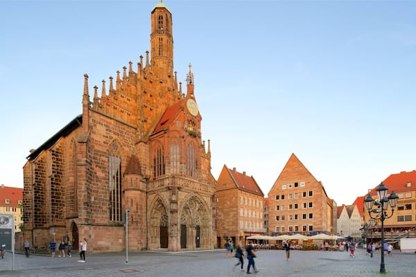 Frauenkirche mit einem Platz oder Plaza, Kirche oder Kathedrale und historische Architektur