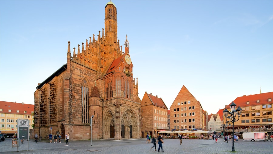 Frauenkirche som visar en kyrka eller katedral, historisk arkitektur och ett torg