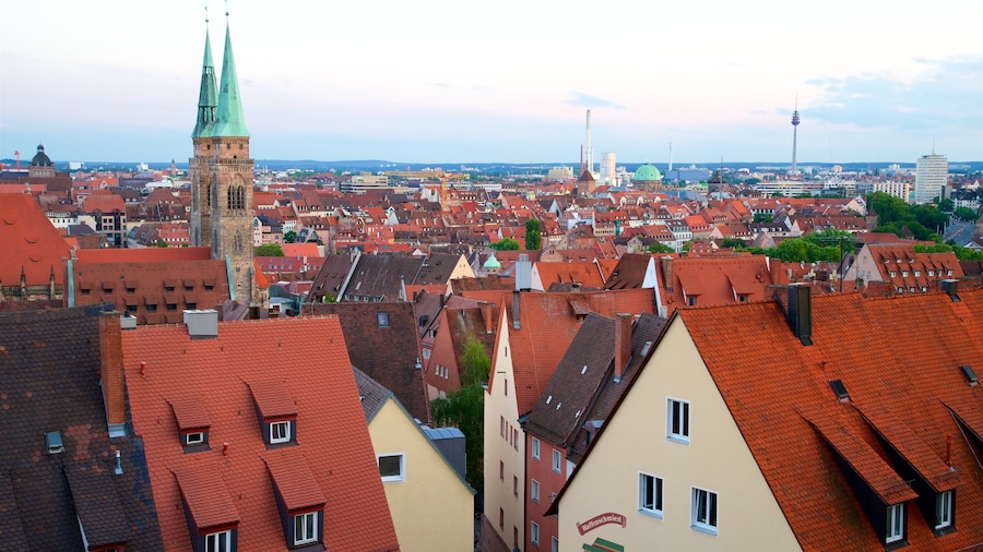 Castillo de Nuremberg mostrando una ciudad y elementos patrimoniales