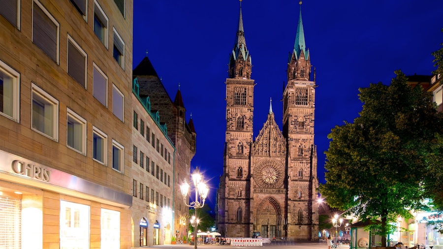 St. Lorenzkerk inclusief een kerk of kathedraal, nachtleven en historische architectuur