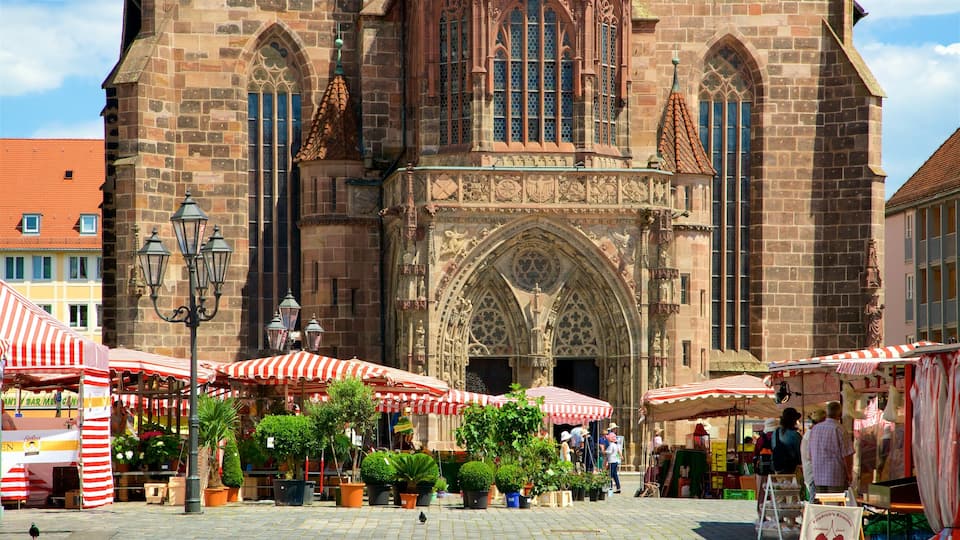 Hauptmarkt montrant marchés, patrimoine architectural et église ou cathédrale