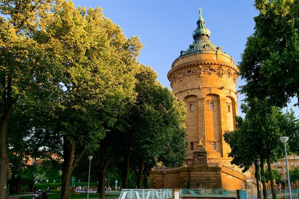 Mannheimer Wasserturm das einen Park und historische Architektur