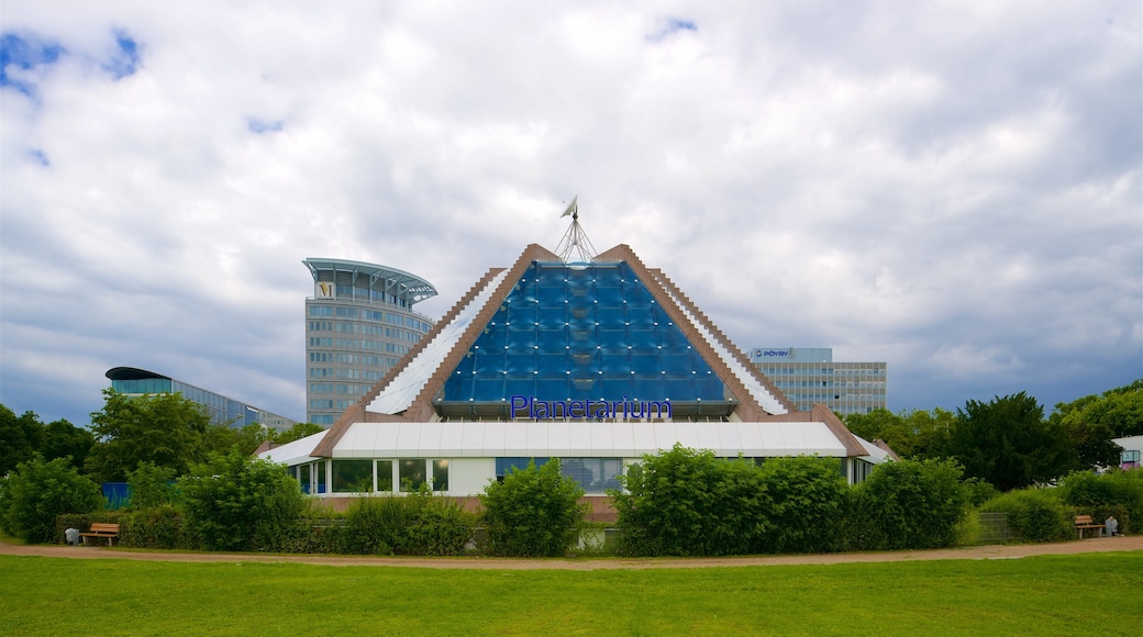 Planetarium Mannheim welches beinhaltet Garten