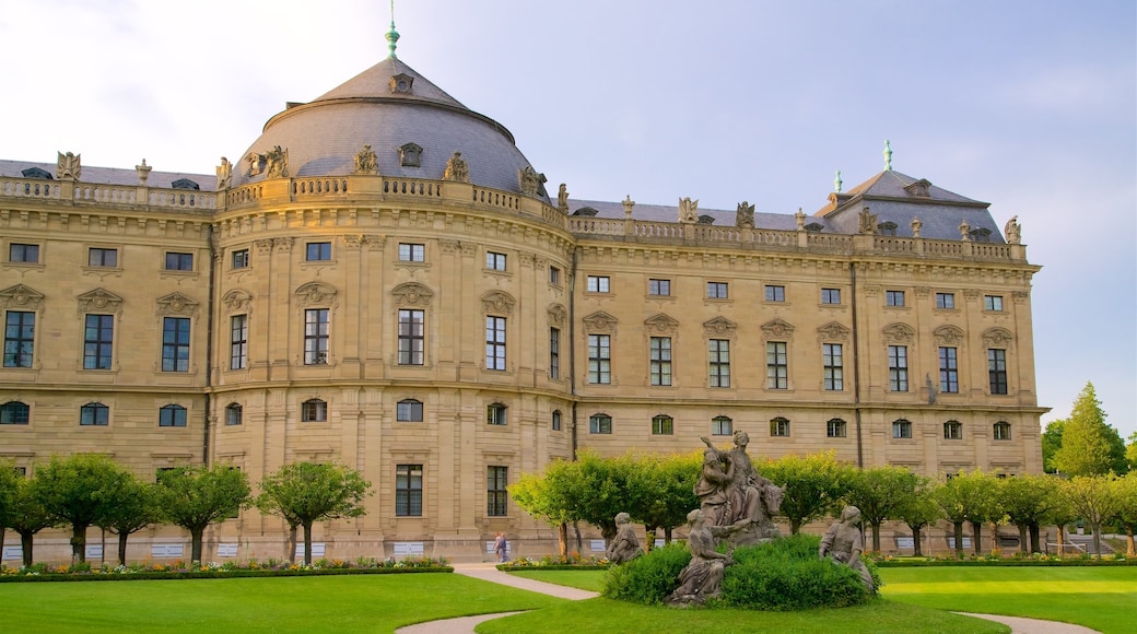 Würzburger Residenz mostrando uma estátua ou escultura, um jardim e arquitetura de patrimônio