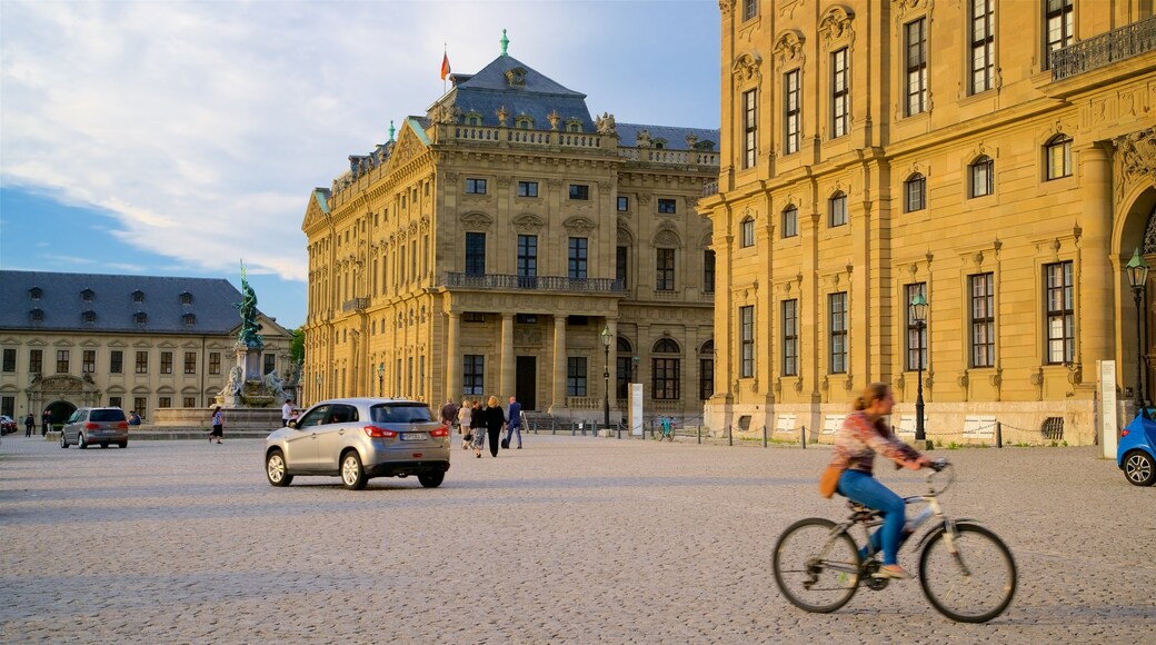 Residenza di Wuerzburg che include piazza e oggetti d\'epoca