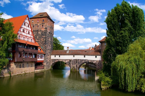 Maxbrucke mettant en vedette pont, patrimoine historique et riviĂšre ou ruisseau