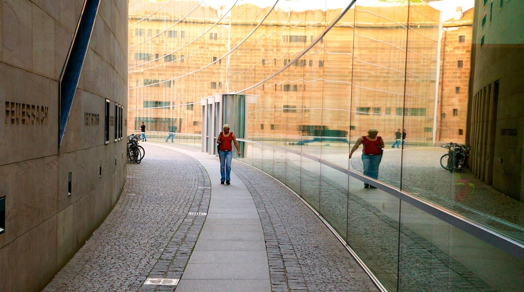 Neues Museum y también una mujer