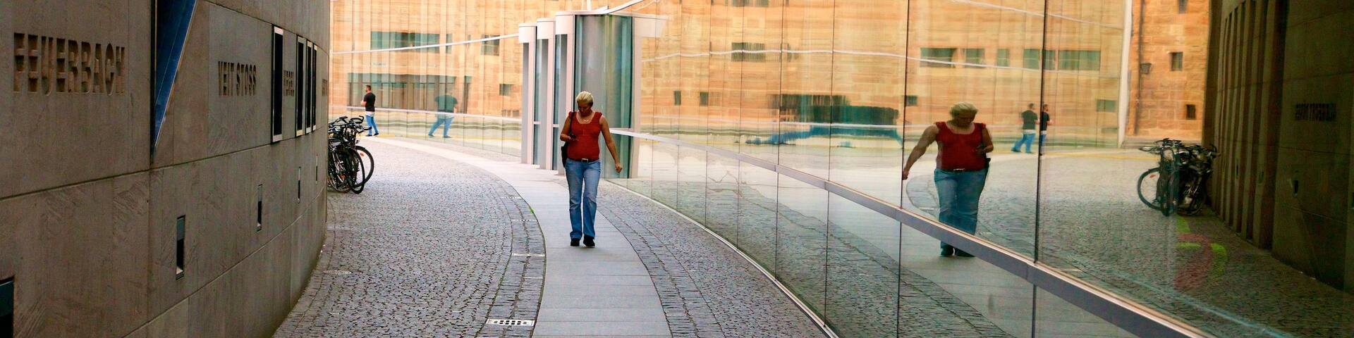 Neues Museum sowie einzelne Frau