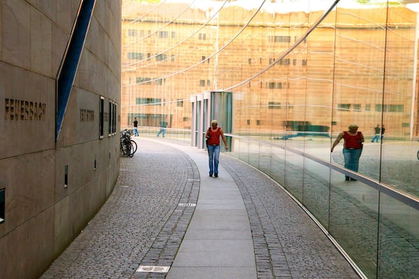 Neues Museum sowie einzelne Frau