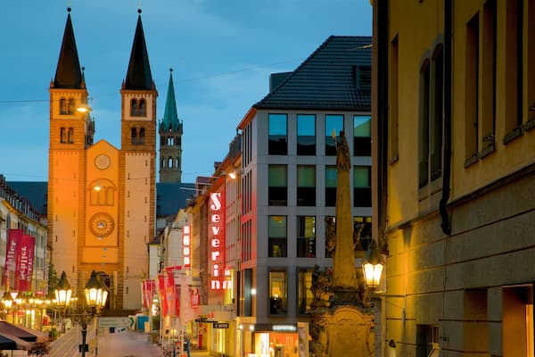 Würzburger Dom welches beinhaltet bei Nacht, historische Architektur und Kirche oder Kathedrale