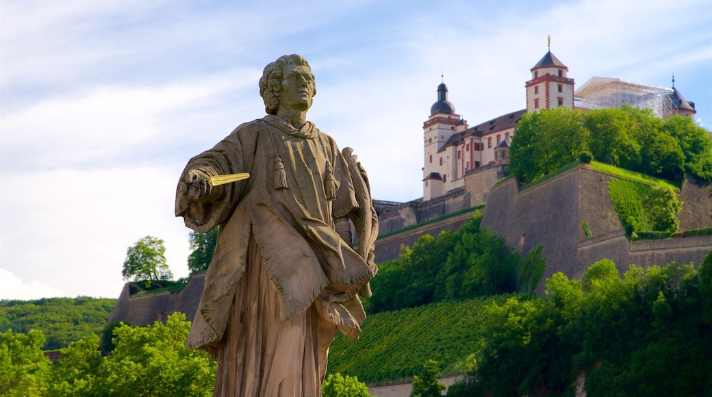 Alte Mainbrücke mit einem historische Architektur und Statue oder Skulptur