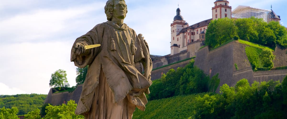 Alte Mainbrücke mit einem historische Architektur und Statue oder Skulptur
