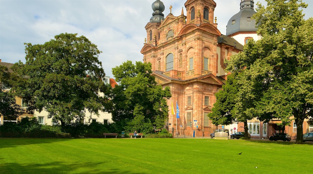 Mannheimin jesuiittakirkko featuring kirkko tai katedraali, vanha arkkitehtuuri ja puutarha