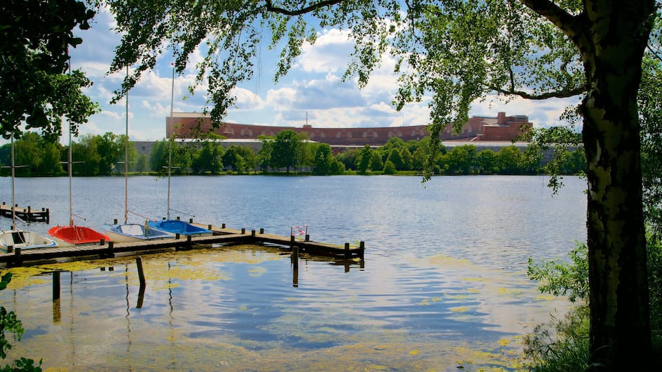 Reichsparteitagsgebäude mettant en vedette lac ou étang
