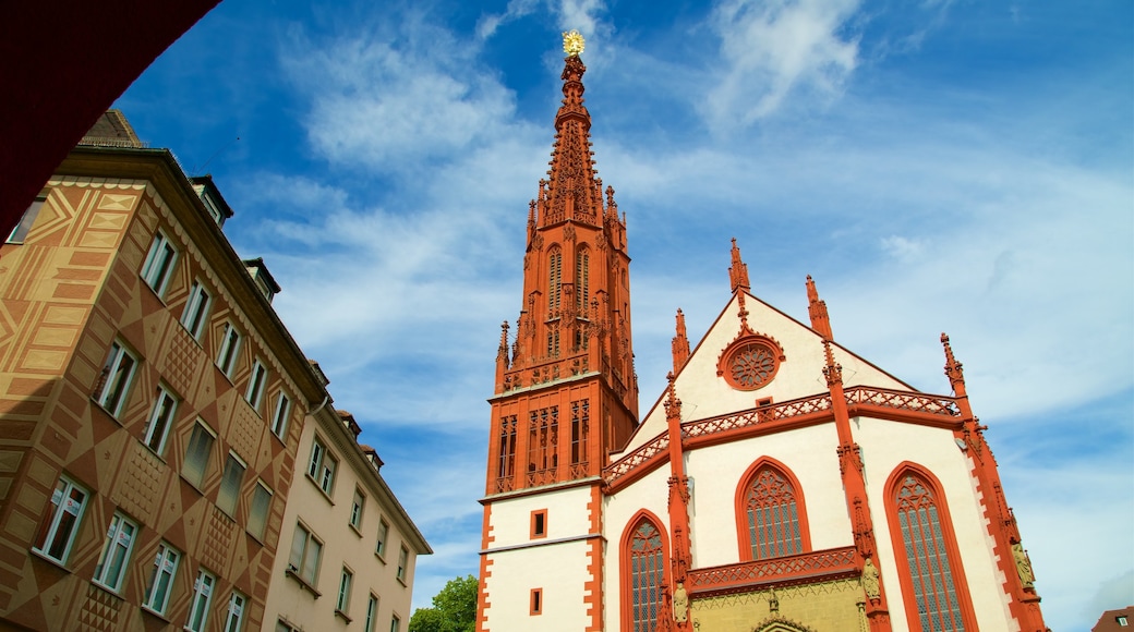 Marienkapelle som inkluderar historiska element och en kyrka eller katedral