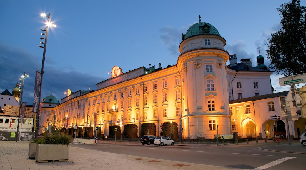 Hofburg das einen historische Architektur und bei Nacht