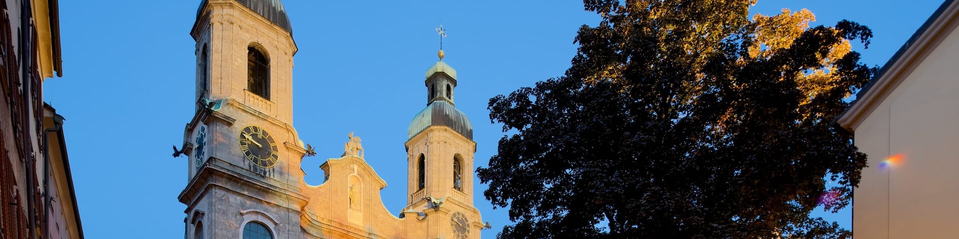 Cathédrale Saint-Jacques d\'Innsbruck montrant patrimoine architectural, scÚnes de nuit et église ou cathédrale