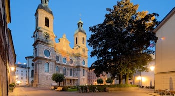 Dom zu St. Jakob som inkluderar en kyrka eller katedral, historisk arkitektur och nattliv