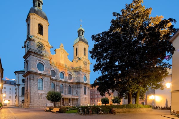 Cathédrale Saint-Jacques d\'Innsbruck montrant patrimoine architectural, scÚnes de nuit et église ou cathédrale