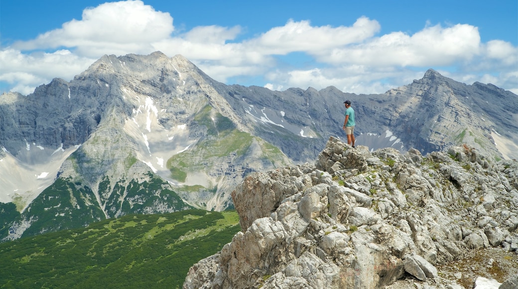 Innsbruck som visar berg och stillsam natur såväl som en man